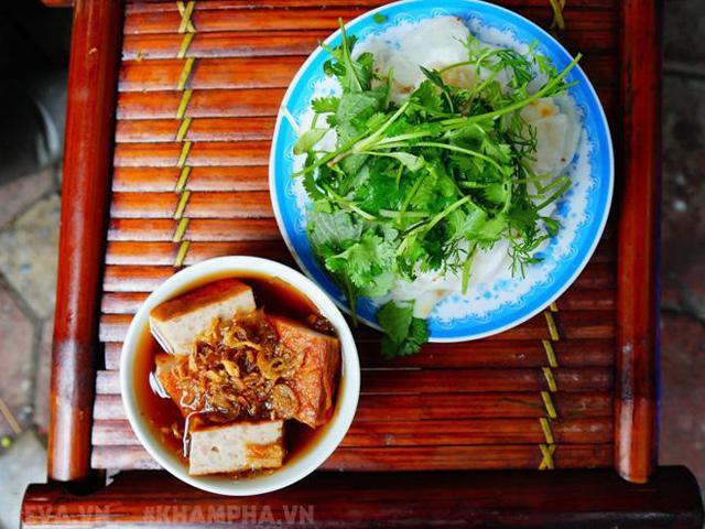 Thưởng thức bánh cuốn có tuổi đời gần 100 năm ở giữa lòng Hà Nội