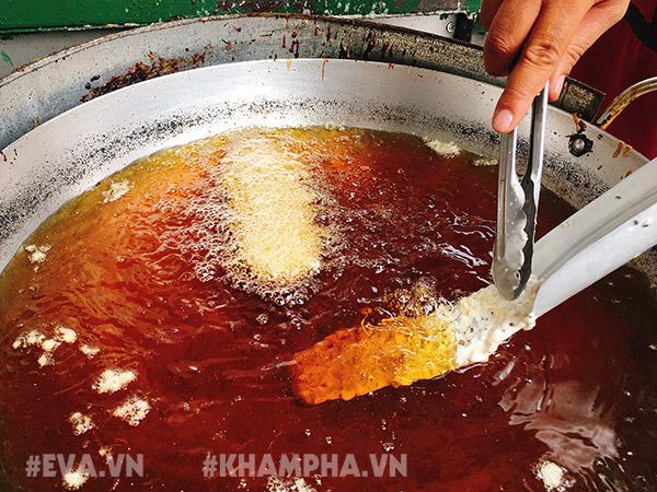 chi ban moi chuoi bi ngo mat ong chien gion, quan via he sai gon tieu thu 400 qua chuoi/ngay - 7