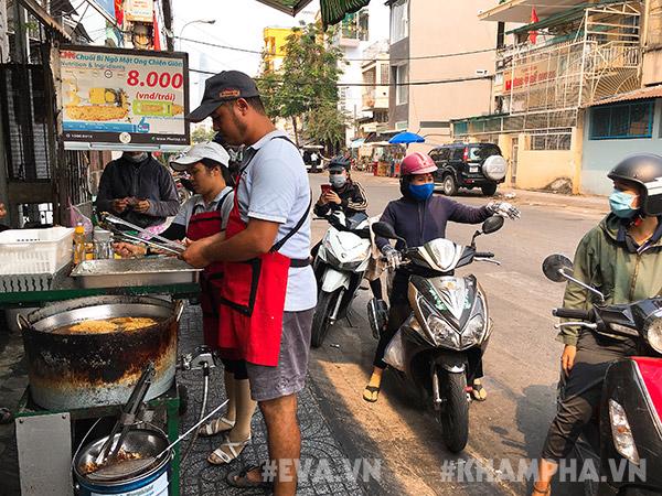 chi ban moi chuoi bi ngo mat ong chien gion, quan via he sai gon tieu thu 400 qua chuoi/ngay - 2