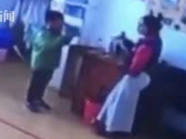 Họng con trai phồng rộp, mẹ sốc khi biết con bị cô giáo mầm non trừng phạt uống nước sôi