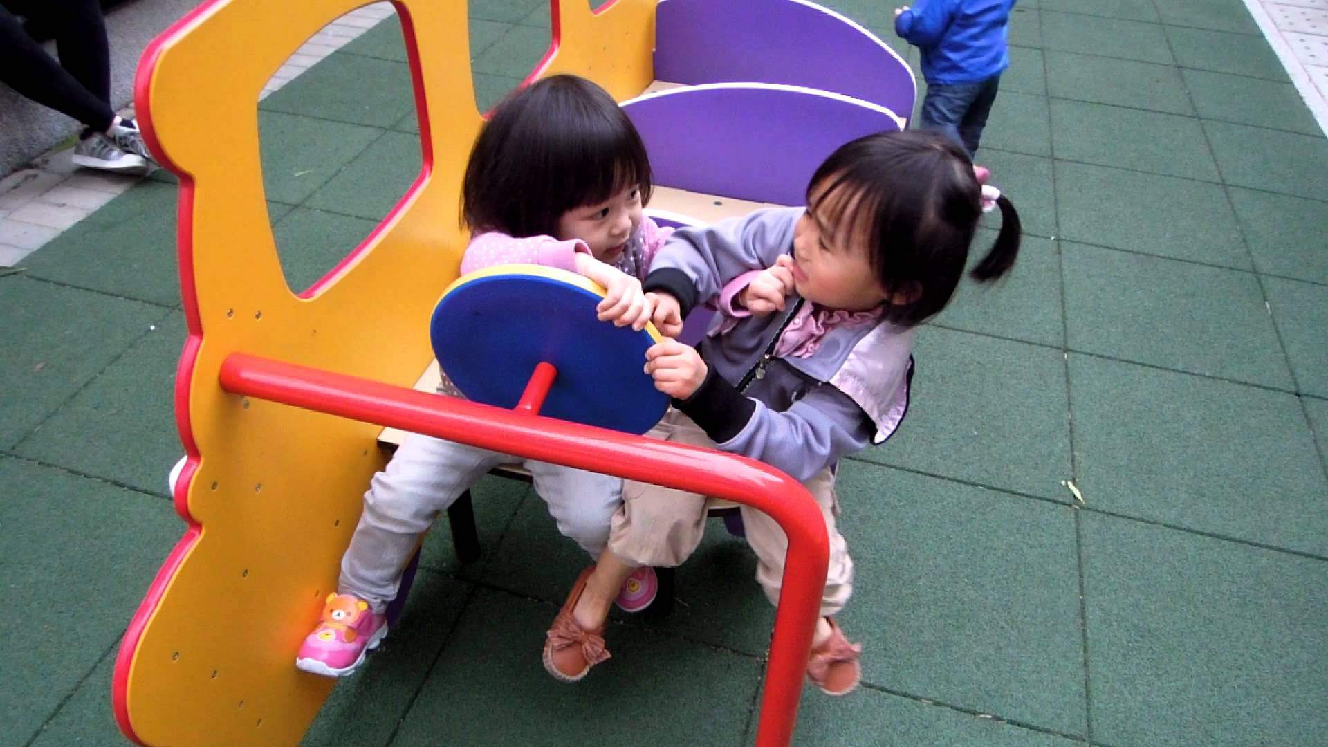 con bi ban giat do choi, 90% me khong doi giup con ma mang “sao con ich ky the!”? - 2