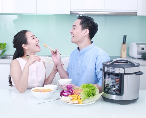 dan ong hien dai sao lai de vo mot minh trong bep? - 3