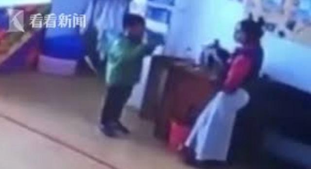 hong con trai phong rop, me soc khi biet con bi co giao mam non trung phat uong nuoc soi - 1