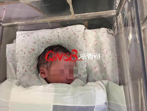 khong tien, khong nguoi than, me de roi con trong nha ve sinh cong cong khien ai cung xot xa - 3