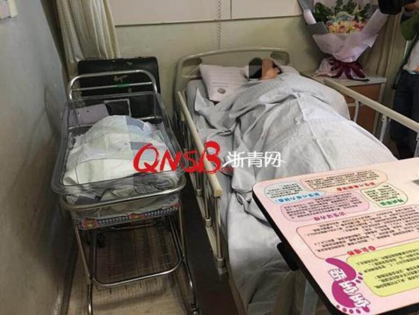 khong tien, khong nguoi than, me de roi con trong nha ve sinh cong cong khien ai cung xot xa - 4