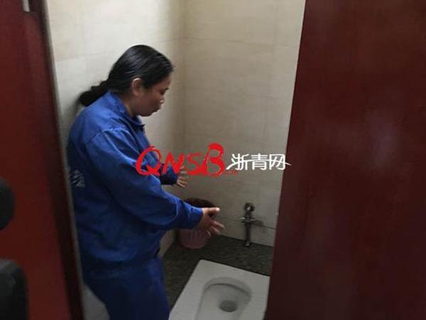 khong tien, khong nguoi than, me de roi con trong nha ve sinh cong cong khien ai cung xot xa - 1