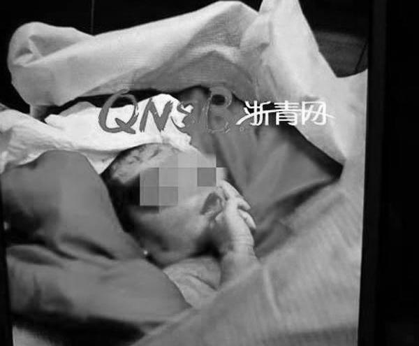 khong tien, khong nguoi than, me de roi con trong nha ve sinh cong cong khien ai cung xot xa - 2