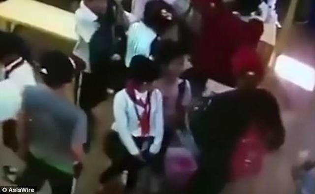 phan no ba bau tung cuoc danh be gai 9 tuoi de tranh cho xep hang - 2