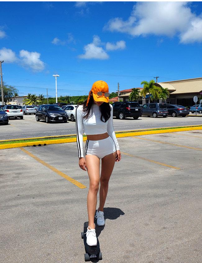 ngoc trinh gay bat ngo khi... mac ao tam "kin nhu bung" - 10