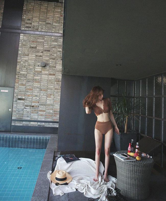 ngoc trinh gay bat ngo khi... mac ao tam "kin nhu bung" - 11