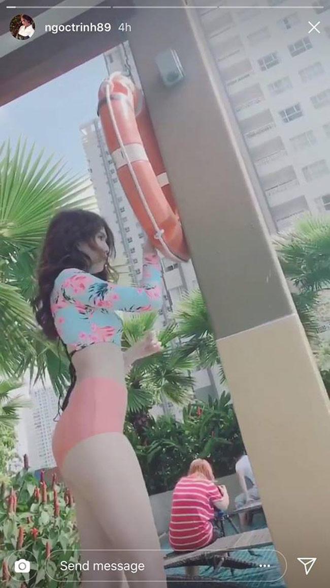 ngoc trinh gay bat ngo khi... mac ao tam "kin nhu bung" - 3