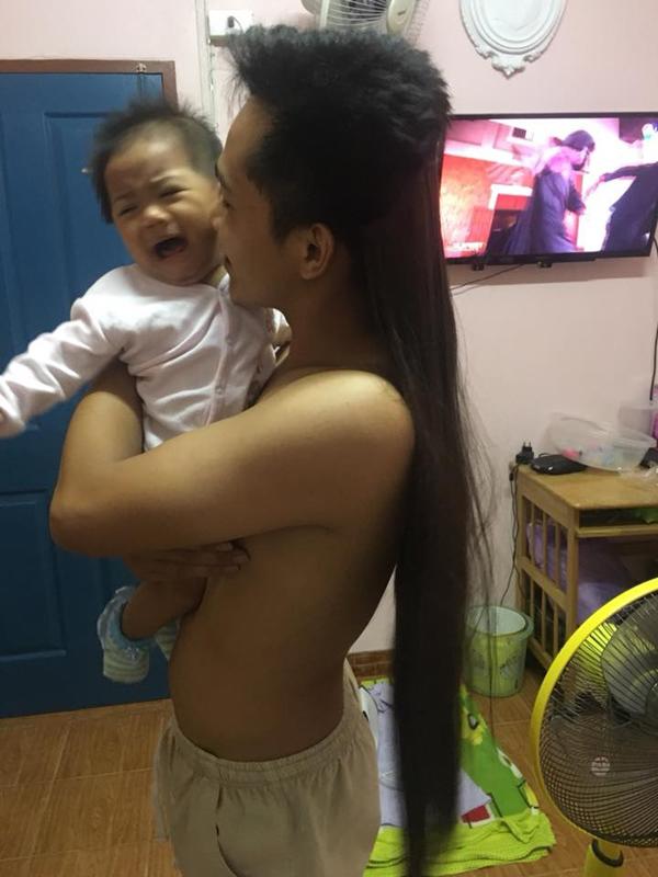 hy sinh hinh tuong soai ca de do con, ong bo tre khien be so "meo mat" - 2