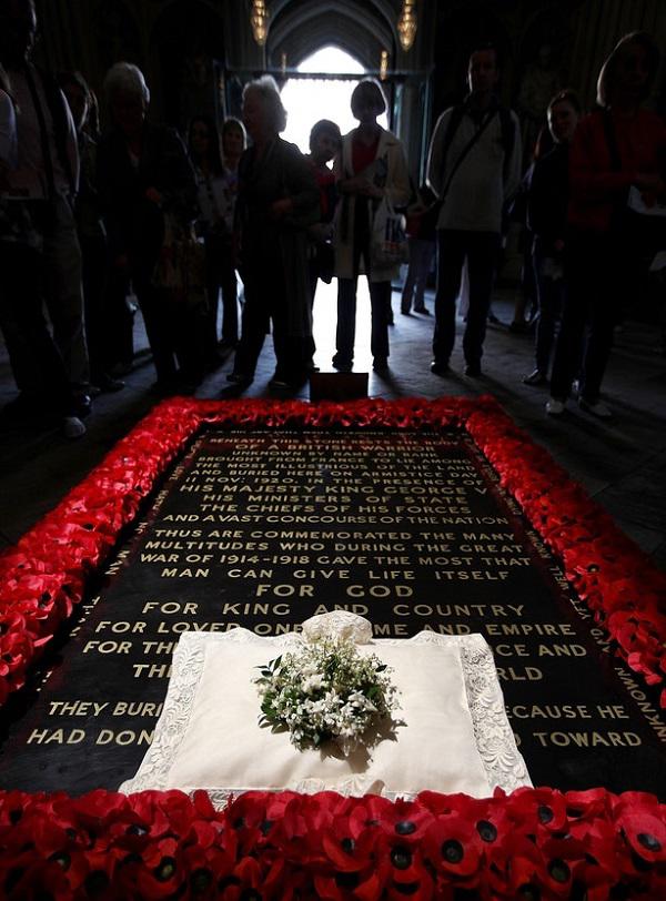 he lo bi mat khong ngo ben trong bo hoa cuoi dat do cua cac co dau hoang gia anh - 8