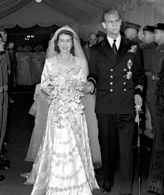 he lo bi mat khong ngo ben trong bo hoa cuoi dat do cua cac co dau hoang gia anh - 7