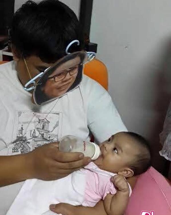 hy sinh hinh tuong soai ca de do con, ong bo tre khien be so "meo mat" - 4