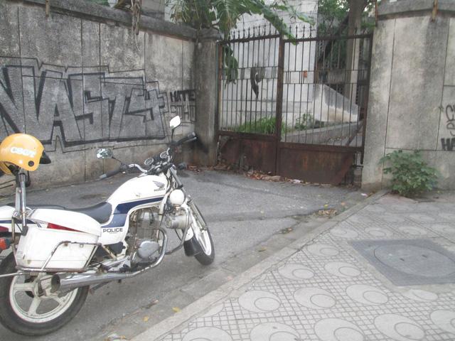ha noi: can canh "ngoi nha maâ so 300 kim ma sau gan 30 nam bo hoang - 11