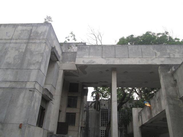 ha noi: can canh "ngoi nha maâ so 300 kim ma sau gan 30 nam bo hoang - 5