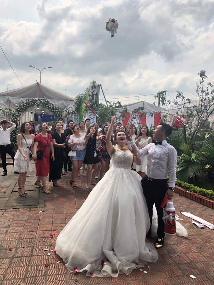 moi dam ban than an cuoi, co gai nhan duoc qua vua lay vua "khung" khien dan mang... can loi - 5