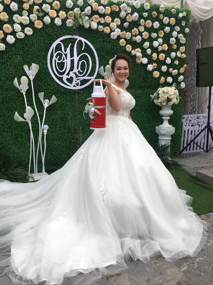 moi dam ban than an cuoi, co gai nhan duoc qua vua lay vua "khung" khien dan mang... can loi - 4