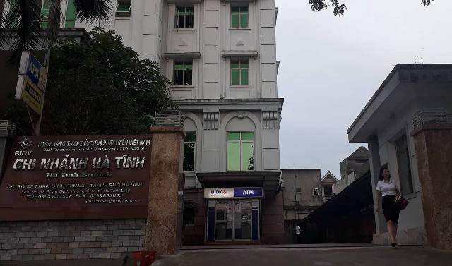 nhan vien ngan hang ke lai phut nhan mat bao cua "con gai tuong cong an" bi cuop khong che - 1