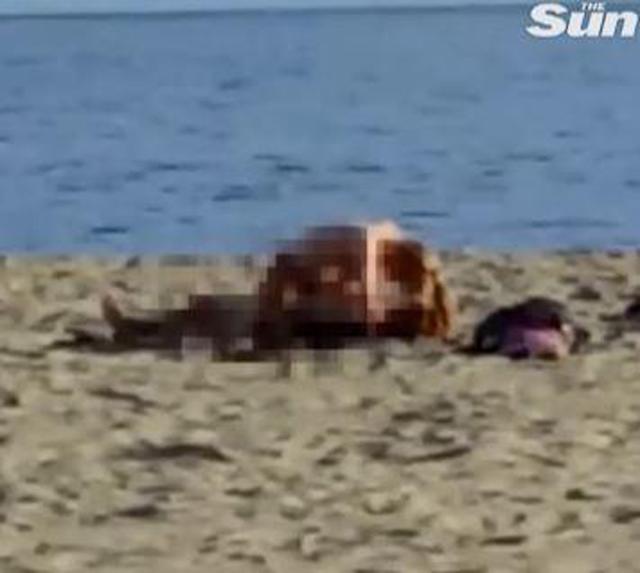 cap doi ngang nhien "may mua" tren bai bien khien dan tinh nao loan vi do mat - 1