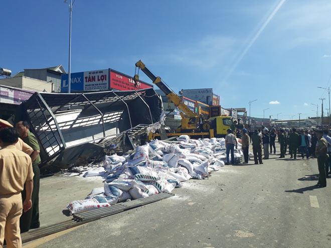 xe tai mat phanh gay tai nan kinh hoang, it nhat 6 nguoi tu vong - 2