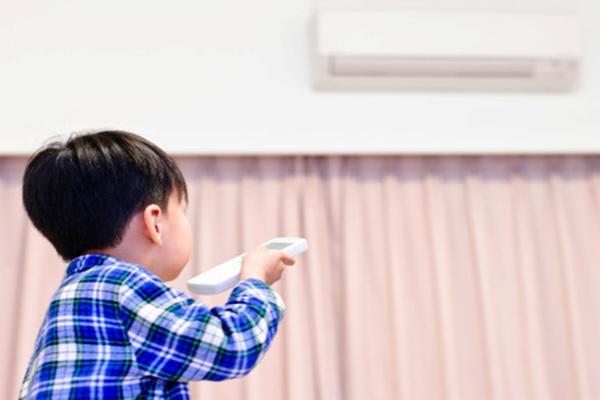 ngay nang nong, 4 sai lam cua bo me de khien con phai nhap vien - 1