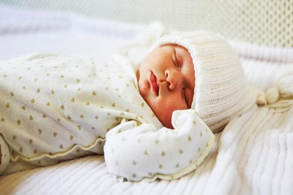 ngay nang nong, 4 sai lam cua bo me de khien con phai nhap vien - 3