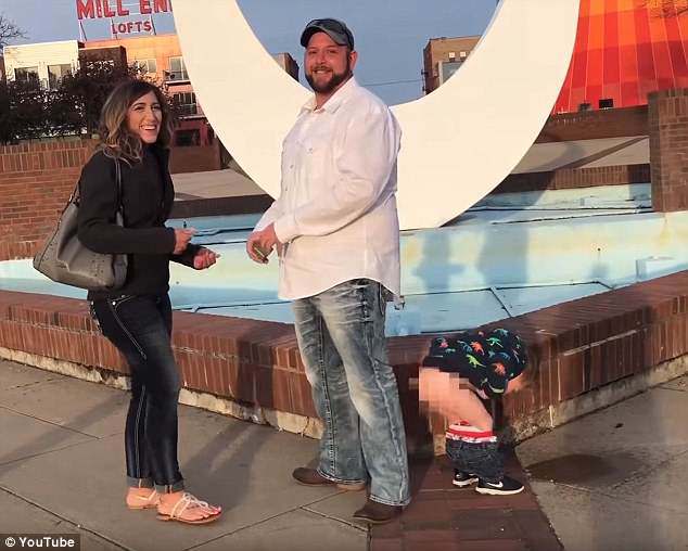 bo dang cau hon me, con trai 3 tuoi bong tro thanh tam diem vi lam hanh dong "ba dao" - 3