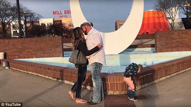 bo dang cau hon me, con trai 3 tuoi bong tro thanh tam diem vi lam hanh dong "ba dao" - 2