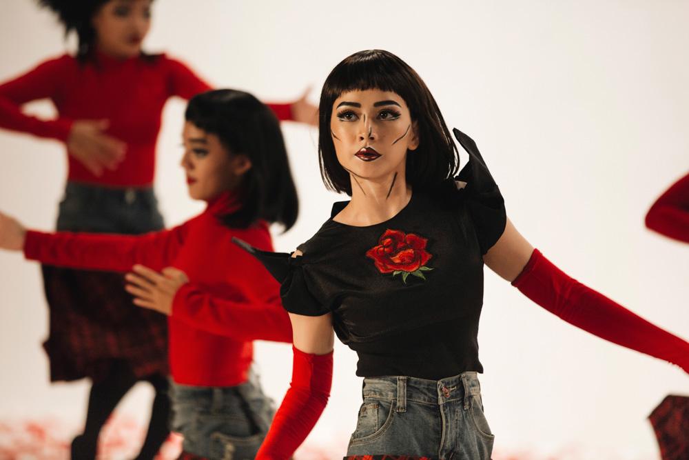 chi pu be luon 20 chiec vay tung bi che la "tham hoa" vao mv moi - 1