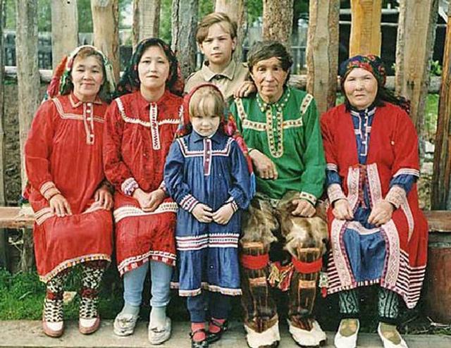 kho tin bo toc cu dau nam moi lai doi vo cho nhau de lam "chuyen ay" lay may man - 1