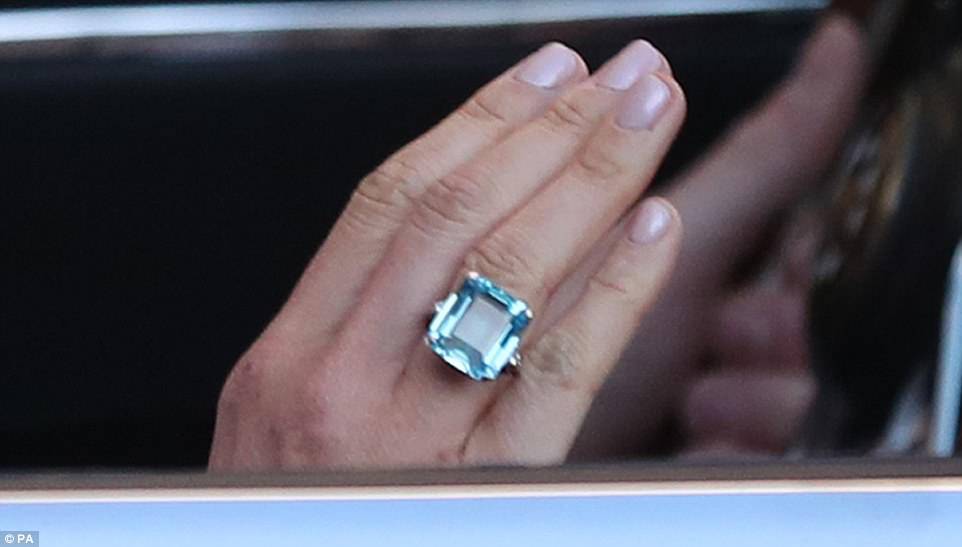 cong nuong meghan markle xinh dep duyen dang cung chong di du tiec sau dam cuoi - 8