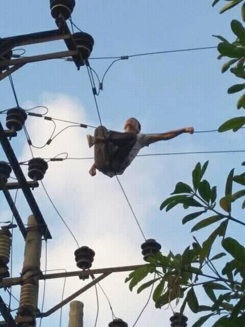 nguoi dan ong leo len cot dien tu tu bi ca lang 'chui' vi lam mat dien ngay nang nong - 1