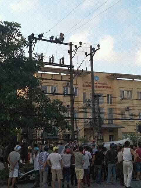 nguoi dan ong leo len cot dien tu tu bi ca lang 'chui' vi lam mat dien ngay nang nong - 2