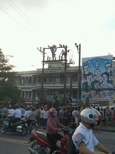 nguoi dan ong leo len cot dien tu tu bi ca lang 'chui' vi lam mat dien ngay nang nong - 3