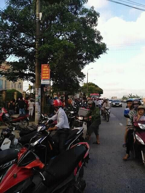 nguoi dan ong leo len cot dien tu tu bi ca lang 'chui' vi lam mat dien ngay nang nong - 4