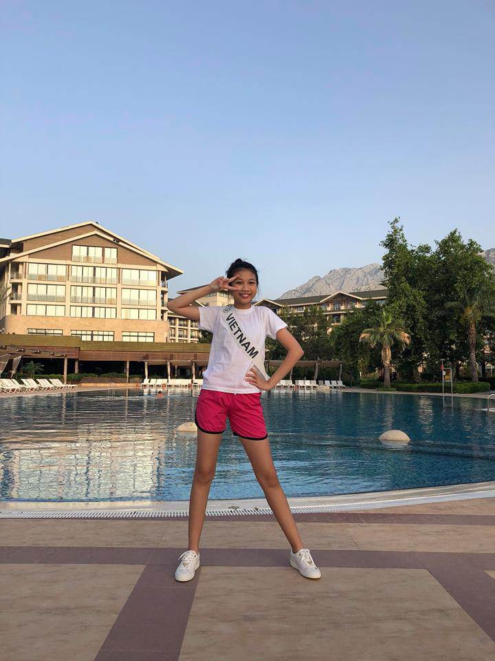 13 tuoi cao 1m72, be gai viet vuot 10.000km den tho nhi ky doat ngoi hoa hau hoan vu nhi - 4