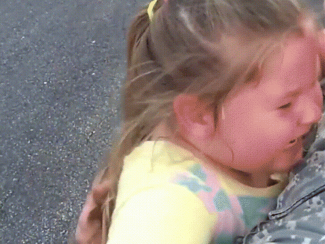 gao khoc nuc no doan tu bo sau 2 tuan xa cach, co be khien ai cung sut sui theo - 1