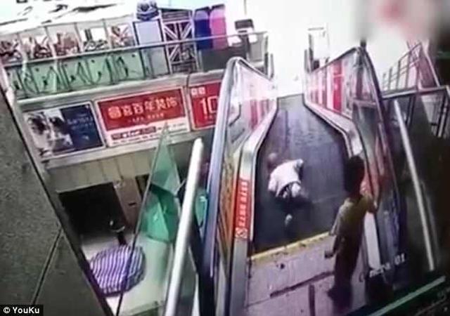 bo me mai me mua sam khong trong con, be trai bi mac ket tren thang cuon kinh hoang - 1