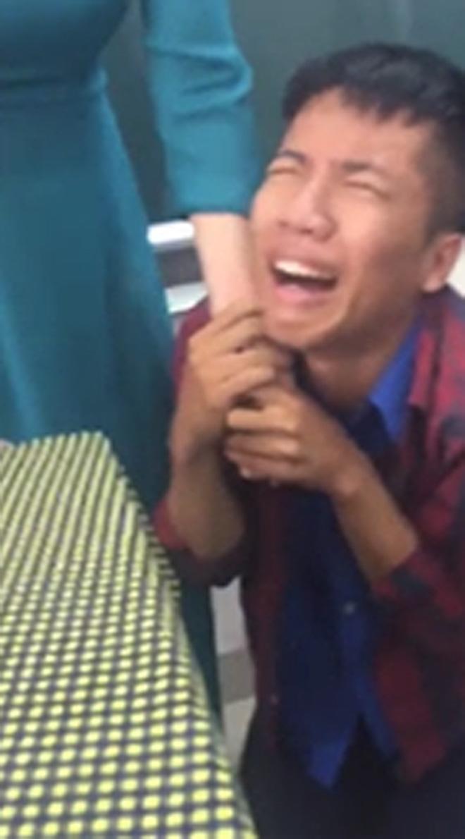 nam sinh quy goi, khoc loc khi bi co giao thu dien thoai khien dan mang “cuoi lan, cuoi bo” - 2