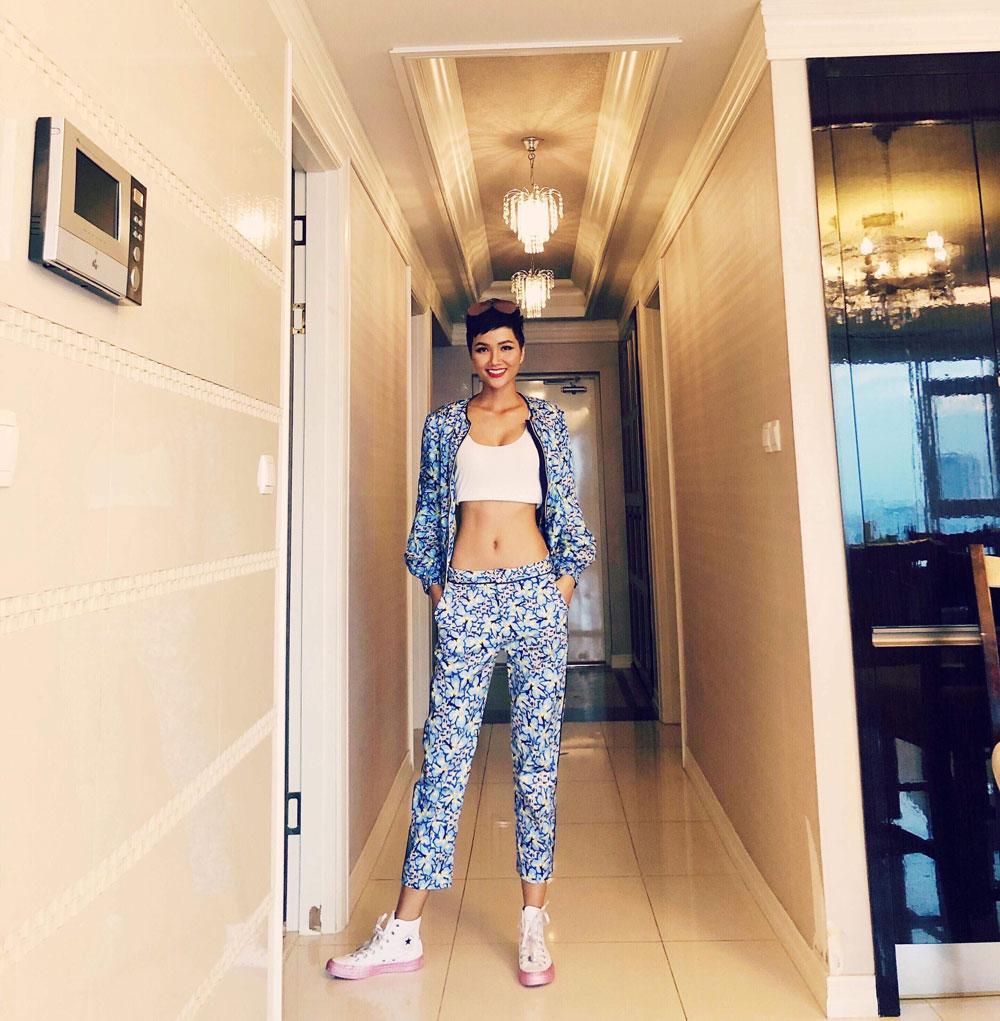 cuoc tram chan thoi trang dau tien cua hai hoa hau hot nhat viet nam - 3