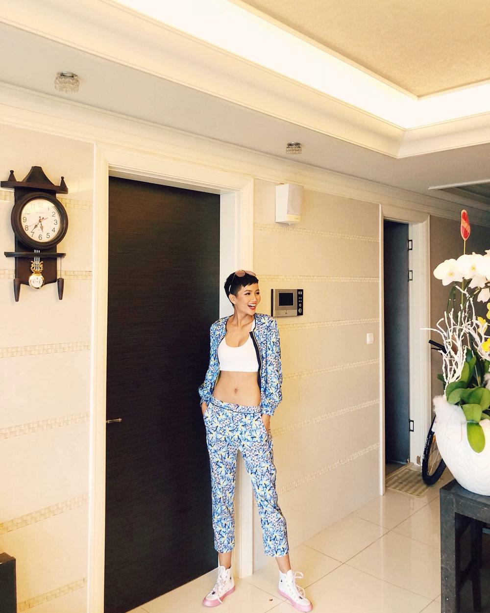 cuoc tram chan thoi trang dau tien cua hai hoa hau hot nhat viet nam - 4