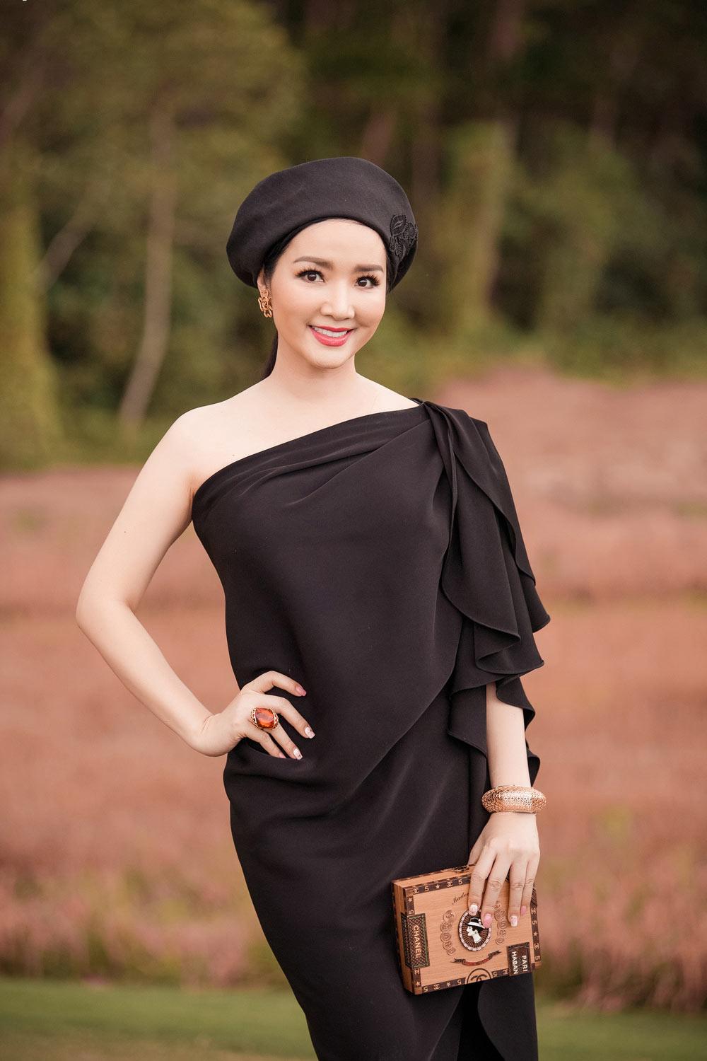 ngoc nu tang thanh ha dien vay nua trang nua den an tuong den show do manh cuong - 12