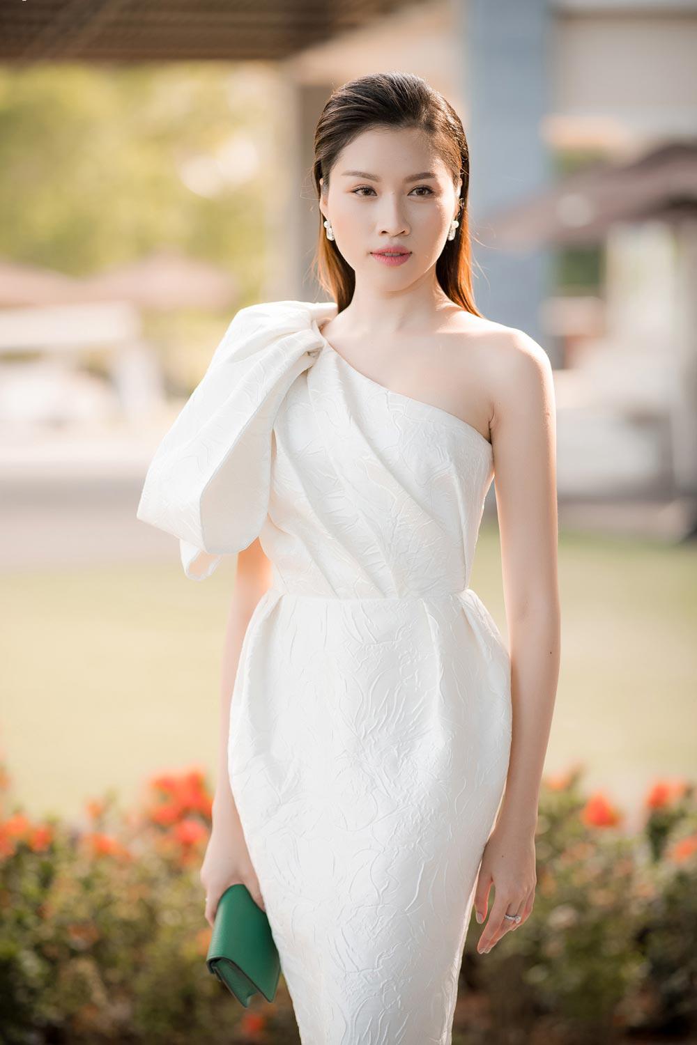 ngoc nu tang thanh ha dien vay nua trang nua den an tuong den show do manh cuong - 19