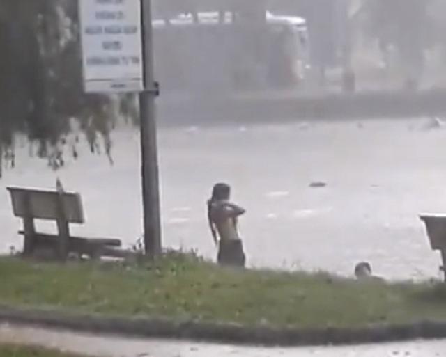 clip co gai "tam tien" giua troi mua khien nguoi xem choang vang va su that phia sau - 1