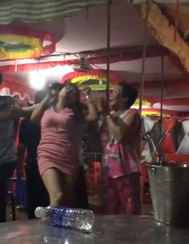 mac vay ngan xinh dep du dam cuoi nguoi yeu cu, co gai uong say vat va khoc loc - 1