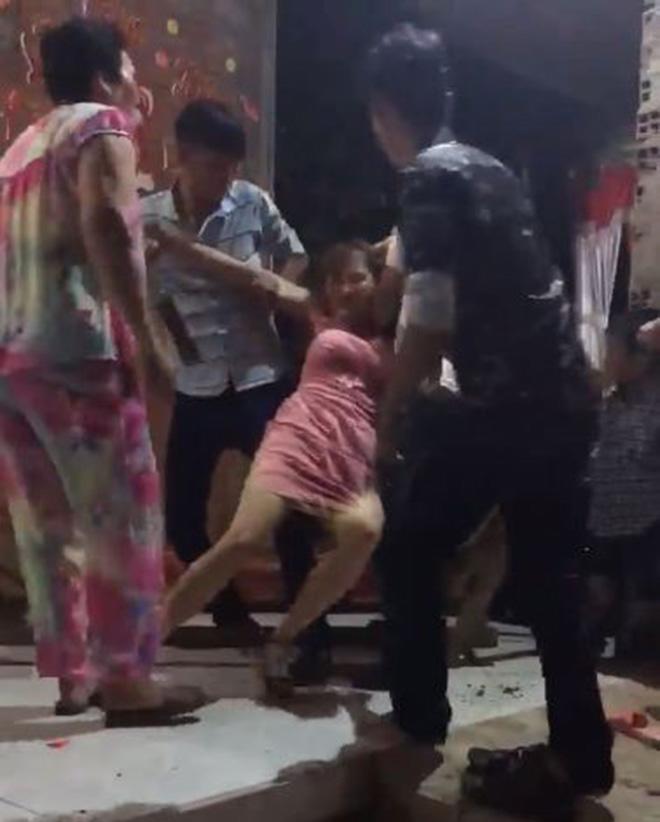 mac vay ngan xinh dep du dam cuoi nguoi yeu cu, co gai uong say vat va khoc loc - 2