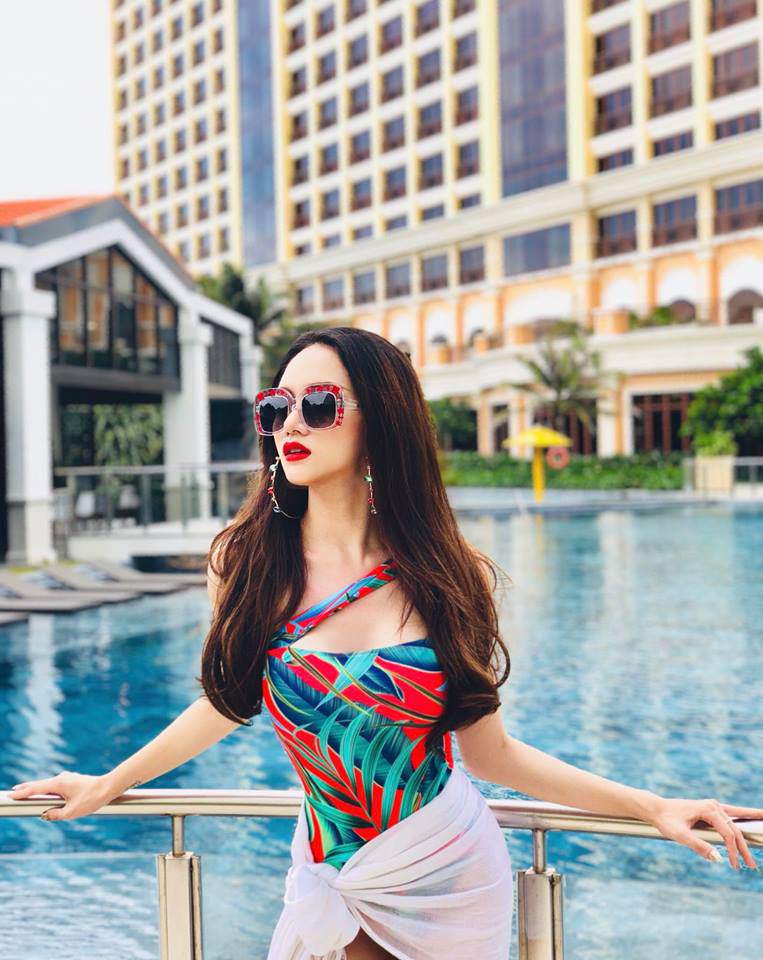 hoa hau huong giang khoe duong cong ruc lua catwalk dieu luyen cung voi bikini - 3