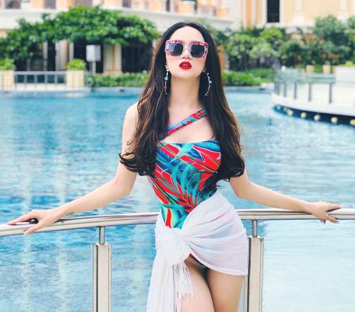 hoa hau huong giang khoe duong cong ruc lua catwalk dieu luyen cung voi bikini - 4
